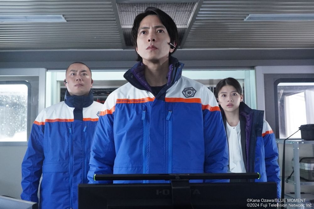 日本男星山下智久（中）演出新作《BLUE MOMENT 暮色氣象英雄》，這也是他暌違7年再度演出救難英雄，一播出首播收視就奪冠。（Hami Video提供）