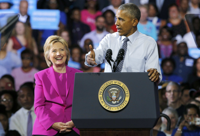 美國民主黨總統參選人希拉蕊（左）及總統歐巴馬。（湯森路透）