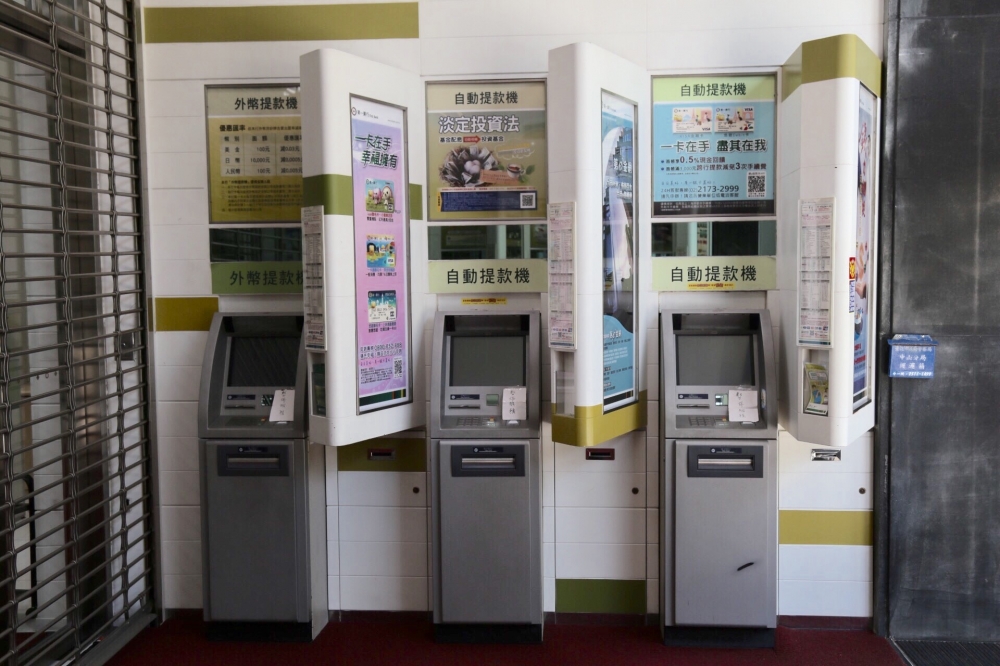 第一銀行ATM遭駭，全台300台提款機暫停使用。（攝影：陳駿碩）
