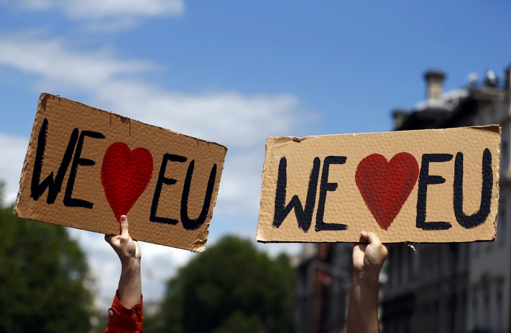 支持英國續留歐盟的人民手持「我們愛歐盟」標語參加遊行活動。 （湯森路透）
