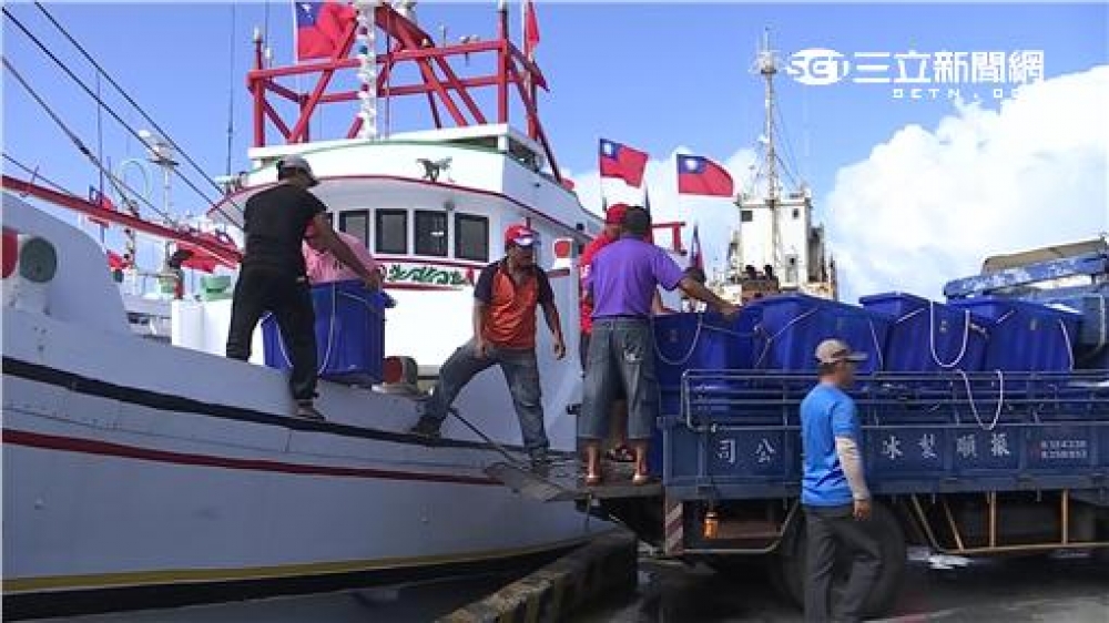 屏東東港漁民發起護主權活動，20日共7艘漁船將赴太平島宣示國土主權。（翻攝自三立新聞網)
