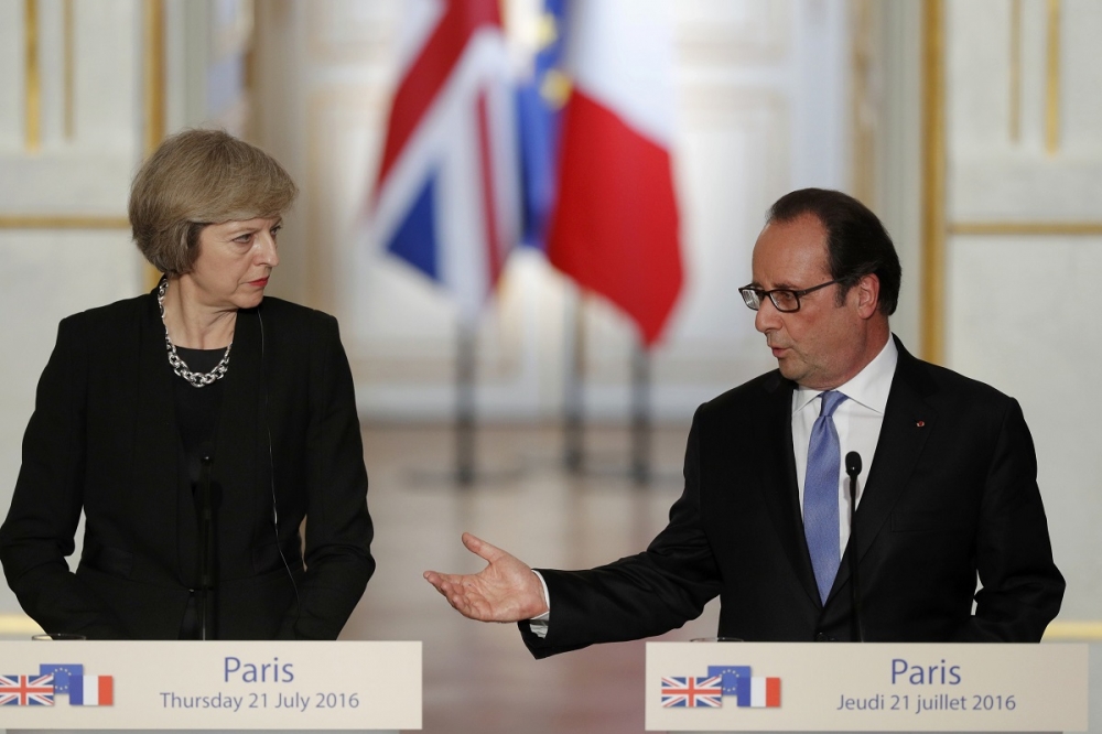 英國首相梅伊（左）及法國總統奧朗德（右）21日於聯合記者會上（湯森路透）
