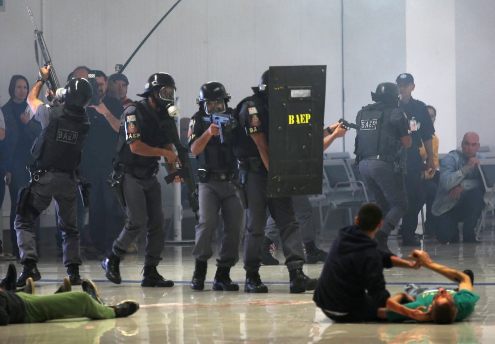 巴西警方演練反恐作為。（湯森路透）