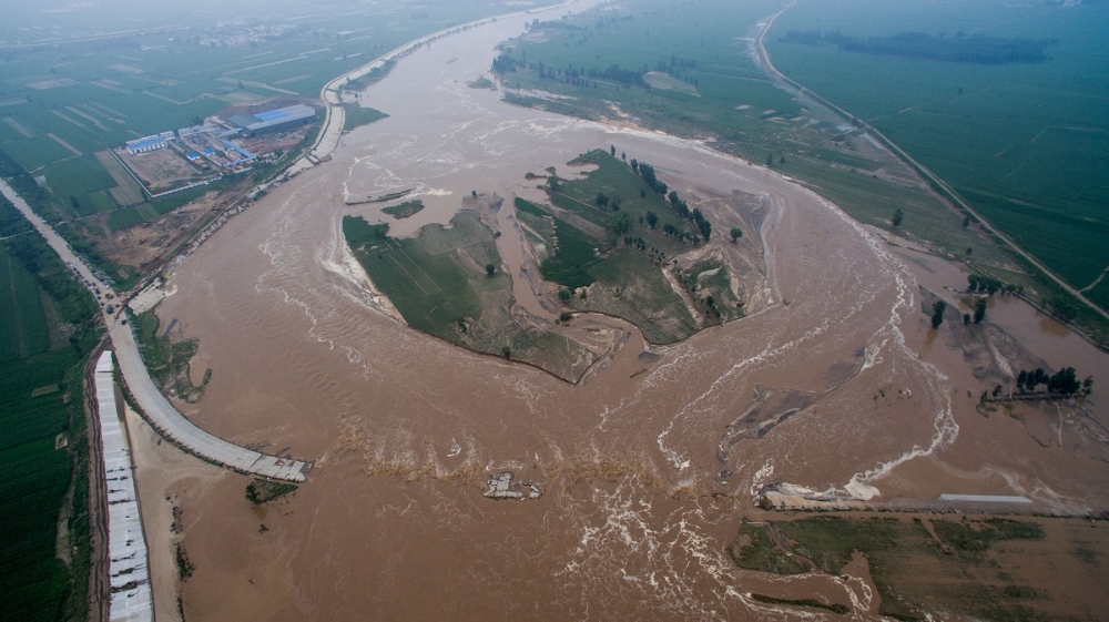 中國河北省邢台市21日洪水淹沒道路的空拍照。（湯森路透）
