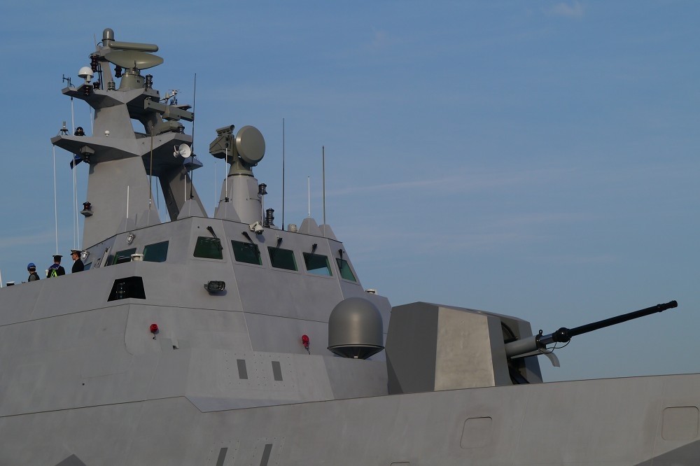 義大利奧托梅萊拉（Oto Melara）公司設計製造的76mm快砲，在設計時就已考慮搭載在小型艦艇上，，目前在53國海軍服役。圖為沱江艦上匿縱砲塔的76。（攝影：朱明）