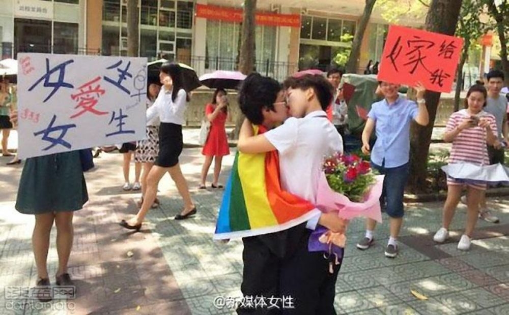 中國一對女同志戀人在畢業典禮上大方示愛，想不到卻遭校方拒絕頒發畢業證書。  翻攝自網路
