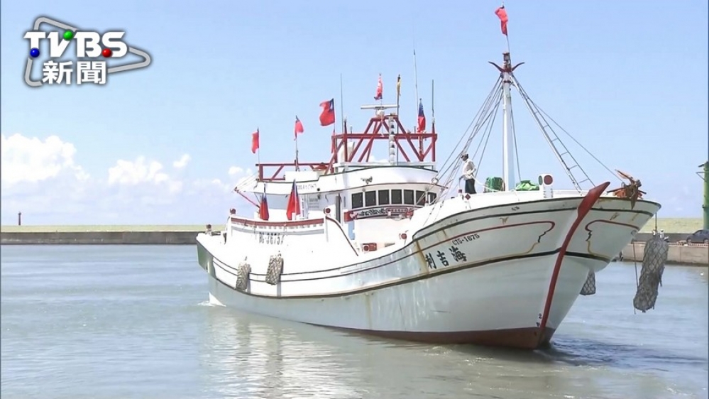 太平島護漁的船隊31日上午返航，雖為宣示太平島主權而自發的護漁行動，但漁業署表示船隊違反《漁業法》事實明確，將針對人、船分別開罰。（翻攝自TVBS新聞台）