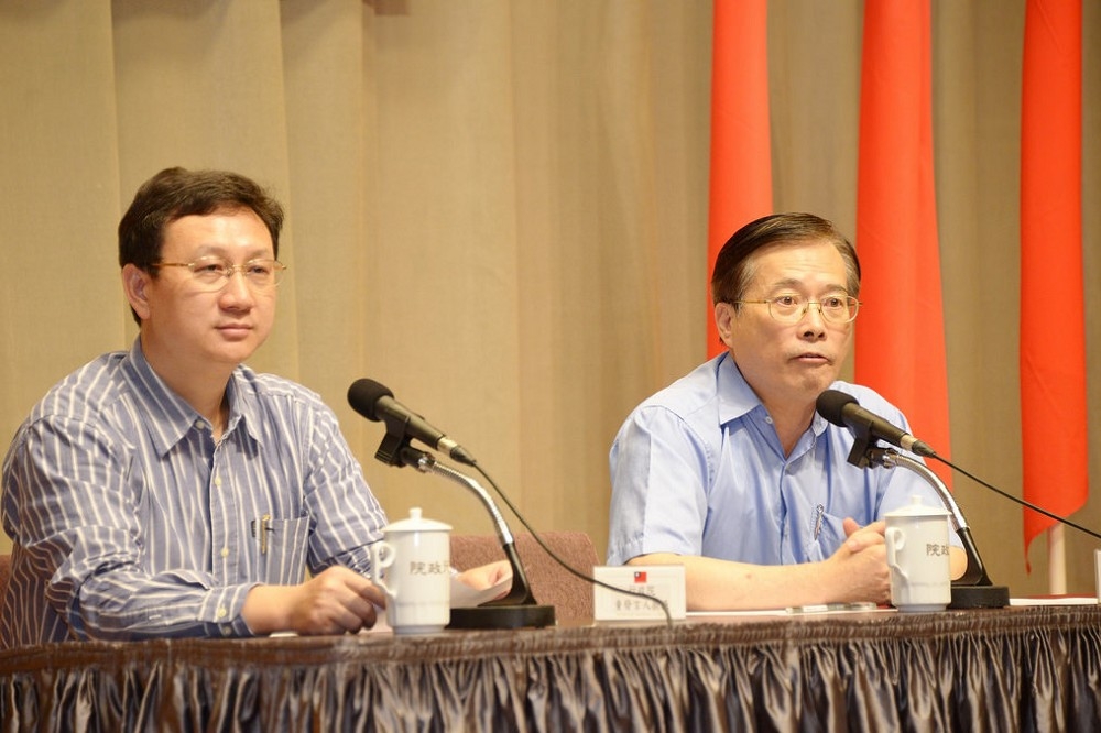 行政院發言人童振源（左）和勞動部長郭芳煜（右）7月30日召開記者會，說明「七休一」跨部會議結論，澄清沒「髮夾彎」。（行政院提供）