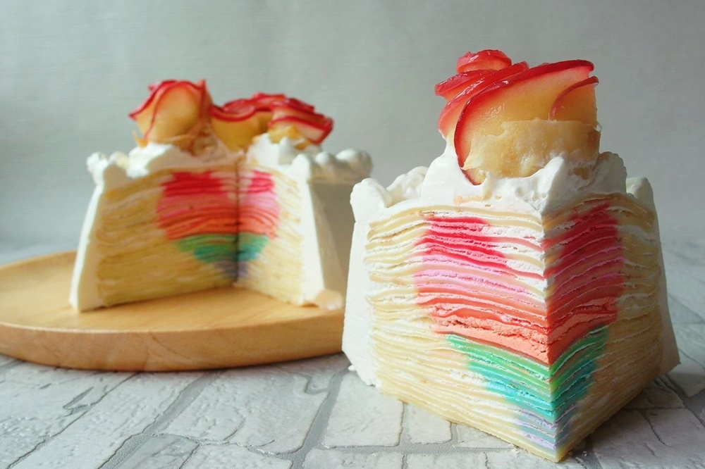 Bellevue法式千層彩虹藏愛蛋糕。（翻攝自臉書）