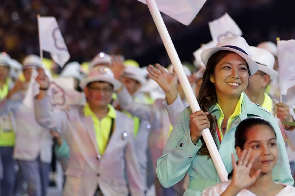 里約奧運盛大開幕，汪亦岫掌旗領中華隊進場。（美聯社）