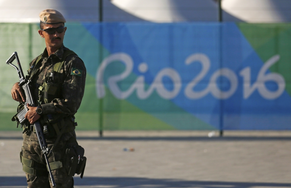 巴西軍人在奧運場館附近駐守。（湯森路透）