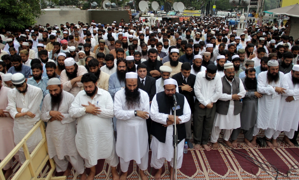 巴基斯坦民眾9日為爆炸案的罹難者禱告。（美聯社）