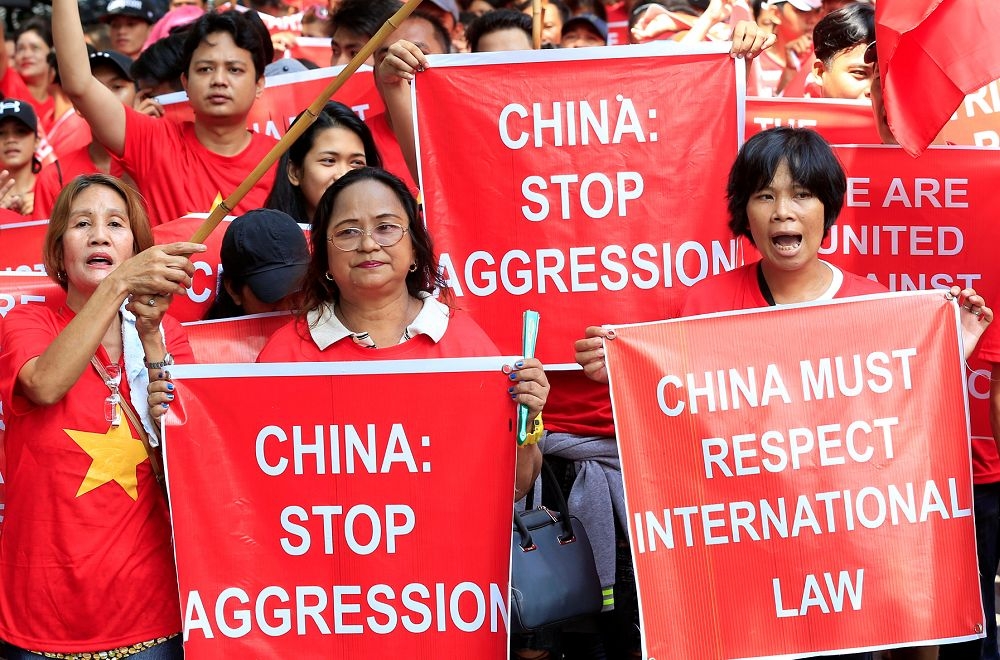 菲律賓和越南民眾上街高舉反對中國侵略標語。（路透社）