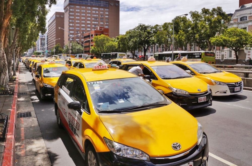 計程車駕駛及業者不滿政府未依承諾Uber撤資，12日下午除全國計程車工會召開記者會提出聲明外，台灣大車隊也以「包圍行政院」行動表達不滿。（攝影：林育嫻）