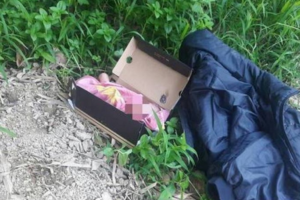 23日上午6時許，新北市瑞芳區三爪子坑路旁鞋盒內有一名男棄嬰。（警方提供）
