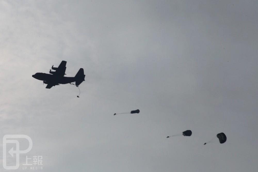 陸軍特指部特3營114位傘兵，分乘6架的C-130H運輸機進行跳傘。（攝影：陳品佑）