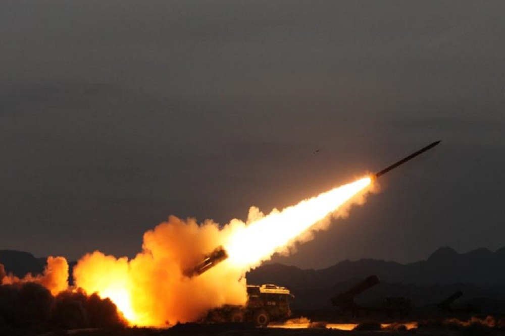 據《解放軍報》報導，中國的遠端火箭炮從福建發射時，射程可涵蓋新竹附近灘頭。（翻攝自網路）
