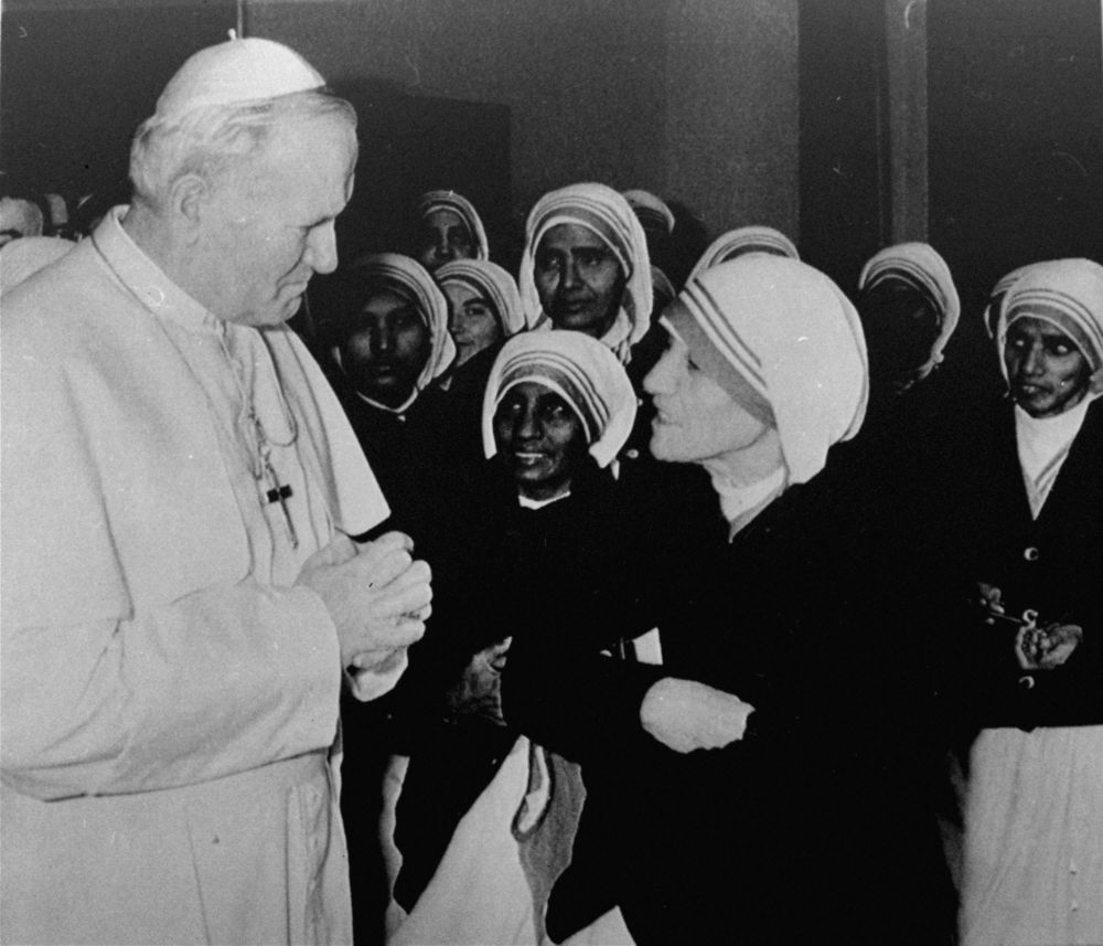 1980年，德蕾莎修女會見時任教宗的若望保祿二世（左）。（美聯社）