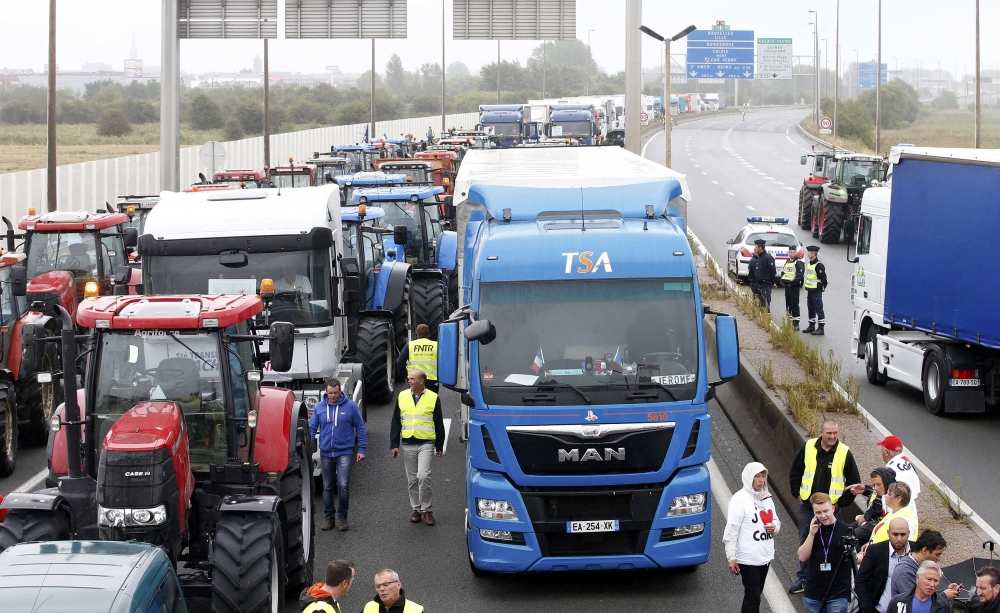 90輛抗議車輛5日堵塞道路，要求法國政府關閉難民營。（湯森路透）