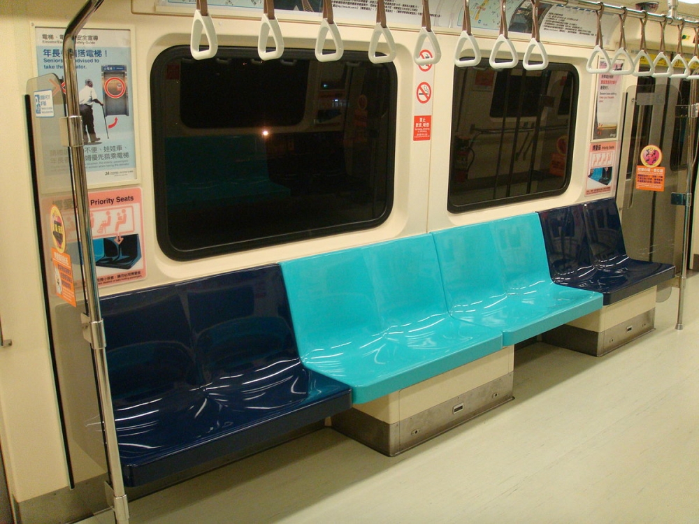 台北捷運車廂內的深藍色座椅即是博愛座。（維基百科）
