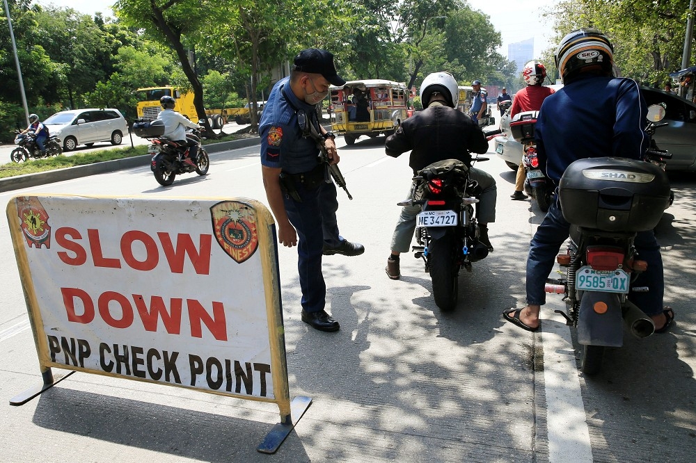 菲國達沃市2日遭炸彈攻擊，政府宣布進入緊急狀態。外交部6日表示，「緊急狀態」是針對民答那峨島加強巡邏及安檢，對一般民眾影響並不大。圖為菲國警方進行安檢工作。（湯森路透）
