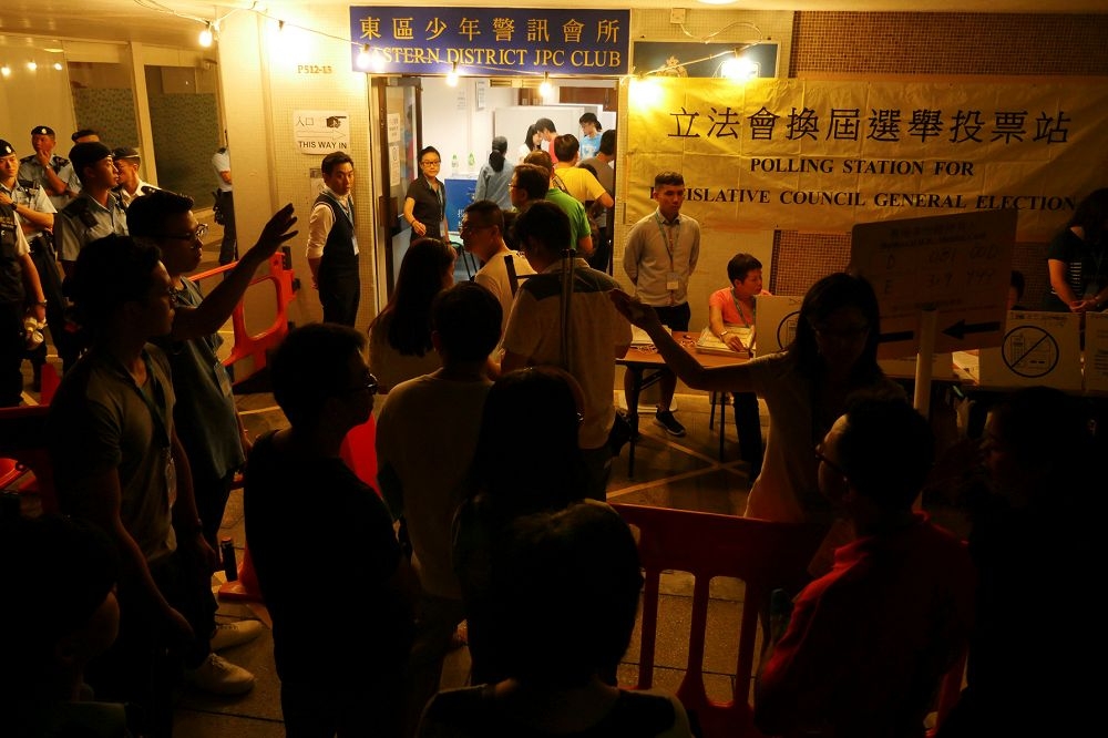 這回香港立法會選舉，過程有票站突然停電，或有人去投票的時候，發現自己「已經投票」，或失去選票；有票站點票的時候，突然多了三百張選票...（路透社）