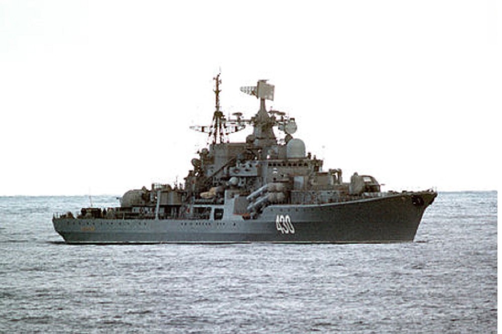蔡英文總統520上任當天，解放軍現代級飛彈驅逐艦緊貼海峽中線遊走示威。 （翻攝自微基百科）