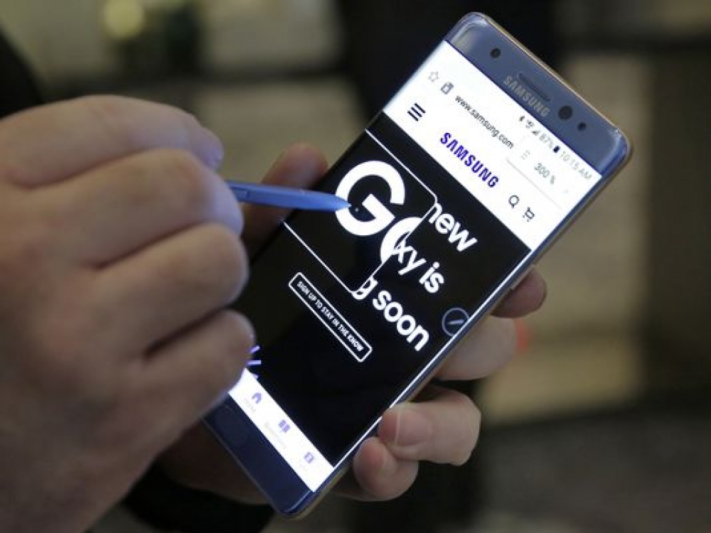 三星最新手機Note 7一個月前才風光上市，卻因電池爆炸問題損失慘重。（美聯社）
