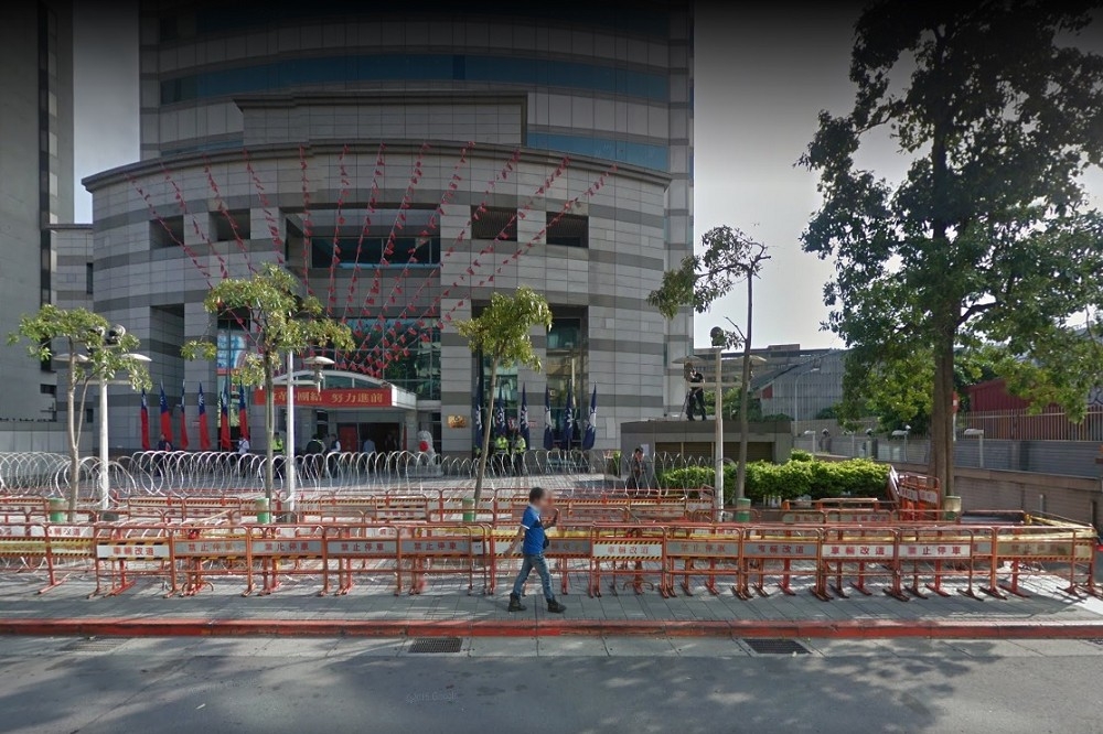 中投與欣裕台兩家公司，都藏身在國民黨位於台北市八德路二段的中央黨部大樓中。（翻攝自Google Map）