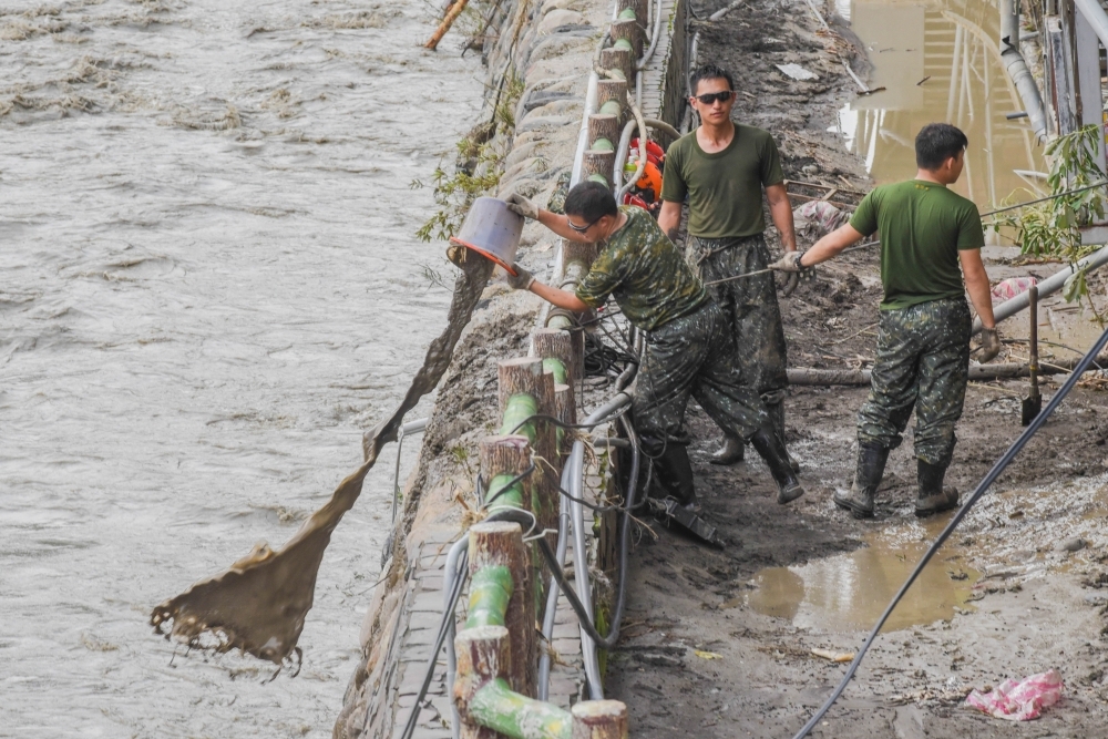 經過密集颱風侵台的經驗，陸軍地面部隊救災表現備受肯定，或許也讓蔡總統了解維持目前21萬5千人兵力有其必要性。（攝影：葉信菉）