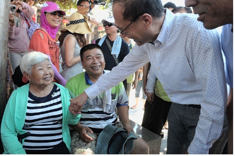 台灣高齡化，老人照顧尤為重要，政府推行長照服務未來以社區為主，並分三等級規劃。（行政院提供）