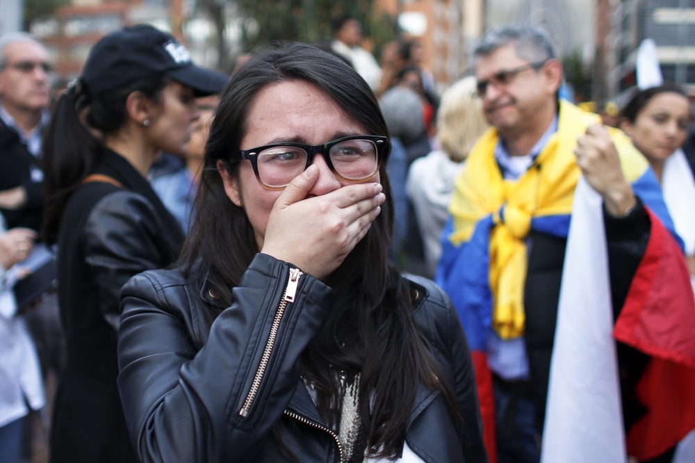 公投結果出爐，支持和平協議的哥倫比亞民眾難過落淚。（美聯社）