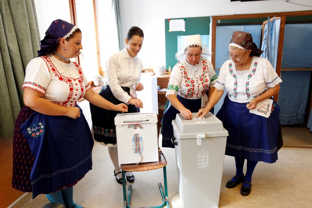 穿著傳統服飾的匈牙利女性參與公投。（湯森路透）