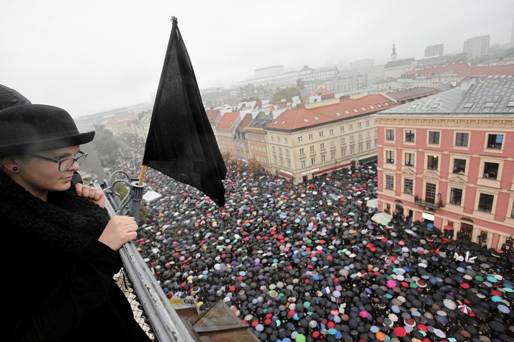 波蘭3日舉行大規模反墮胎禁令遊行。（湯森路透）
