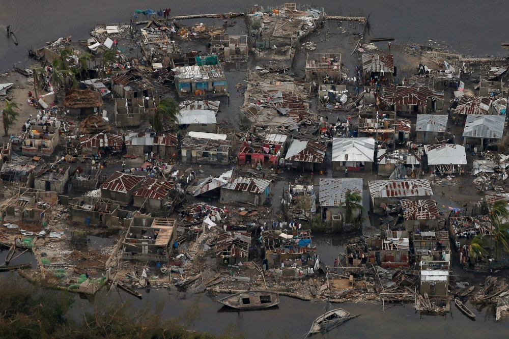 颶風馬修肆虐海地，造成大量房屋倒塌。（湯森路透）