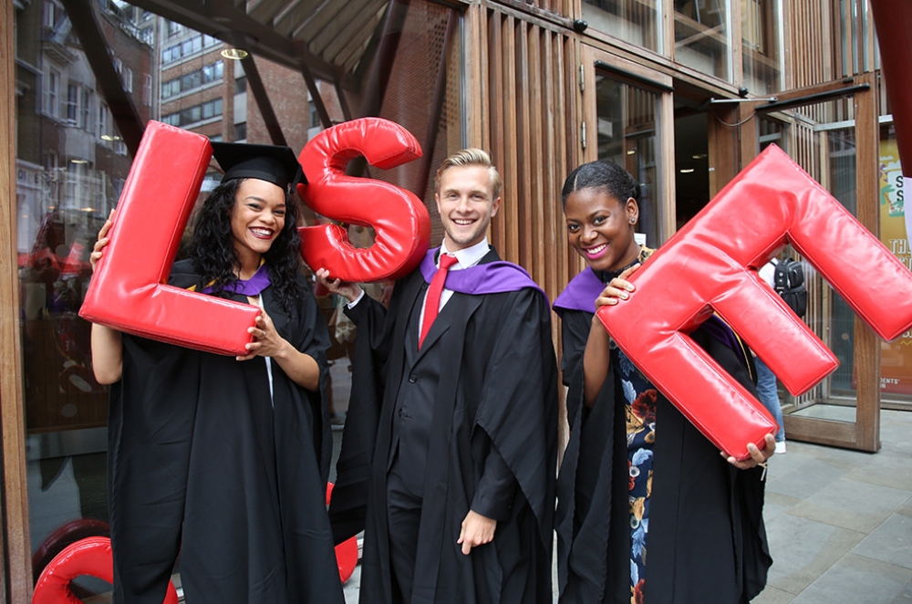 倫敦政經學院畢業生舉著校名縮寫字母。（flickr @lseinpictures）