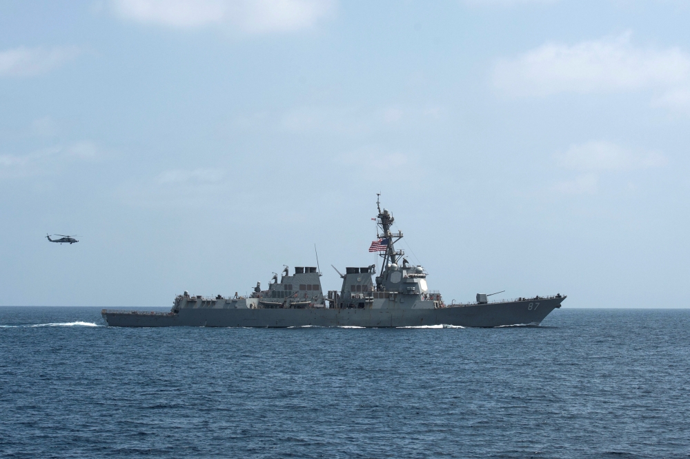 美國海軍驅逐艦梅森號在阿曼灣進行演習。（湯森路透）