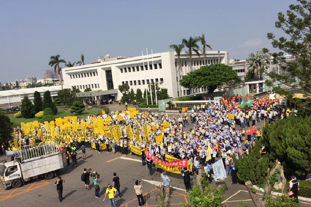 台灣化學纖維公司預計號召20多個工會、協力廠商、家屬等5千人，15日上午10點至彰化縣政府抗議，要求縣府核發操作許可、立即復工。（翻攝自台化護廠聯盟臉書、張裕宗）
