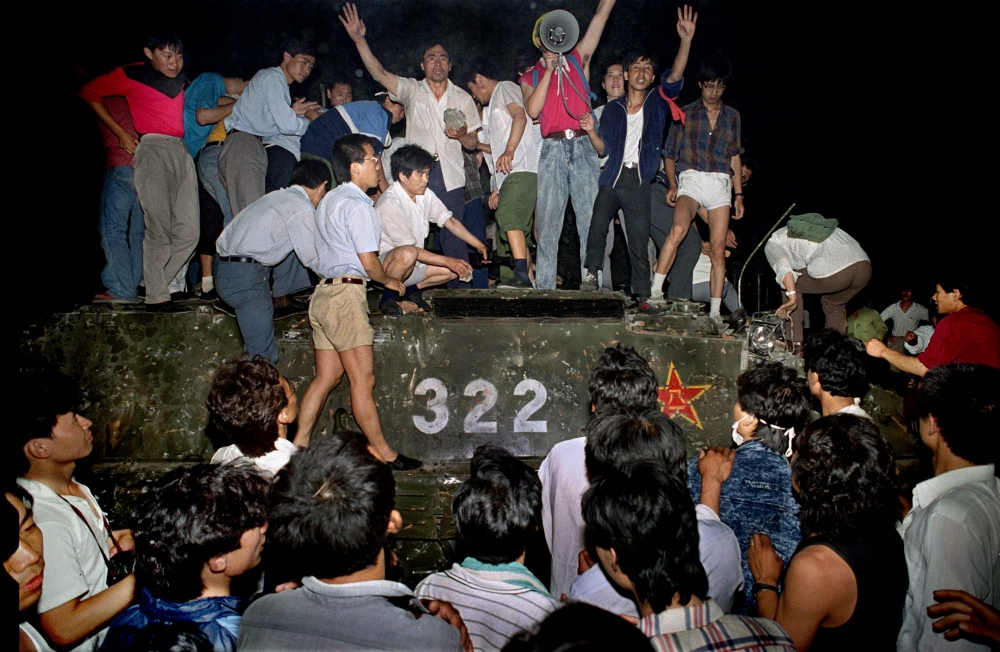 抗議民眾在六四事件時登上一輛進入北京屠城的坦克車。   （美聯社）