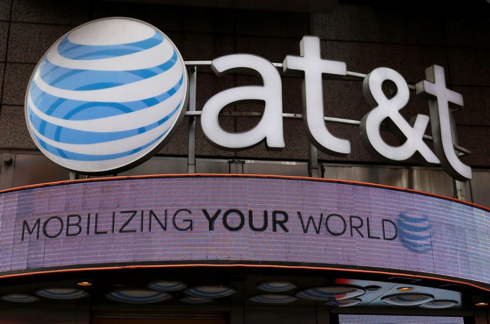 美國電信業巨擘AT&T宣布以總價約2.7兆台幣併購美國娛樂業巨頭時代華納 。（湯森路透）