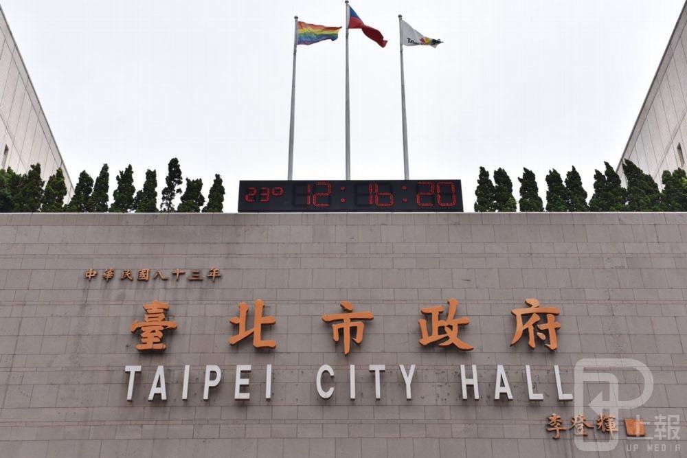 第14屆同志大遊行29日在台北舉行，台北市政府於清晨首次升起了彩虹旗。（攝影：李昆翰）