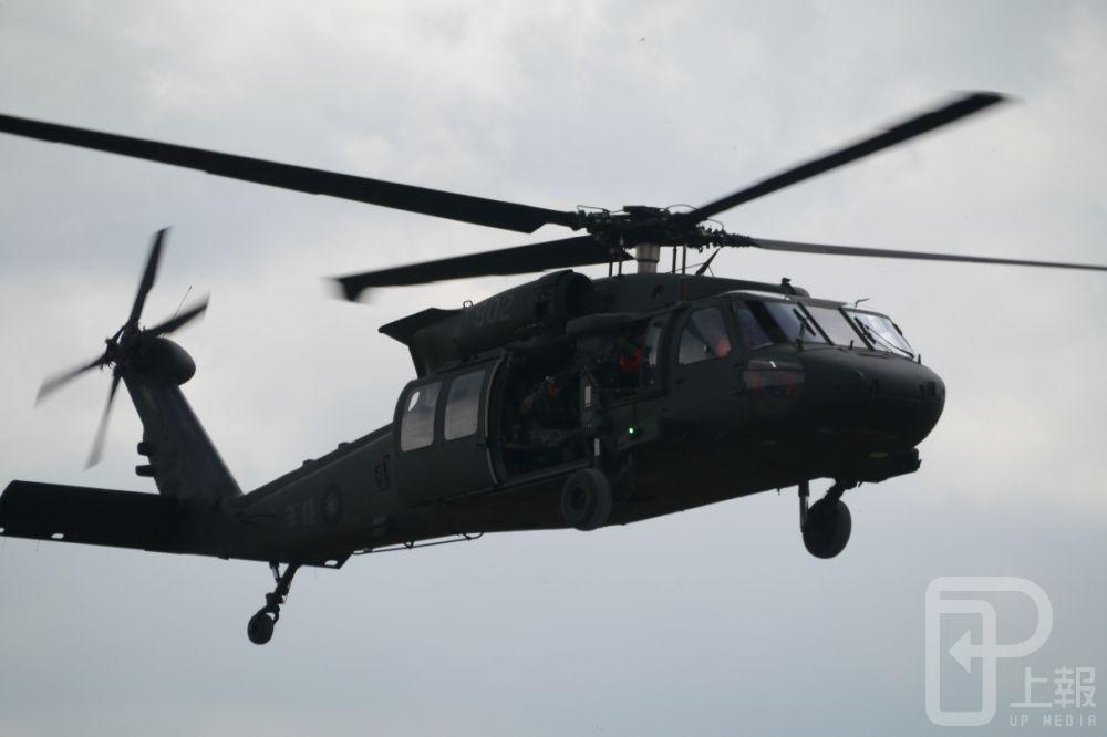 國防部考慮移交15架UH-60黑鷹直升機給空軍海鷗救護隊。圖為第一批海運來台的陸軍UH-60M黑鷹直升機。（攝影：朱明）