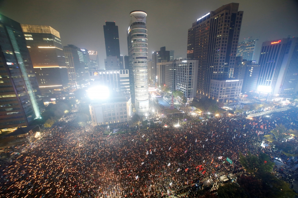 5日晚間，10萬南韓民眾上街抗議，要總統朴槿惠下台。（湯森路透）