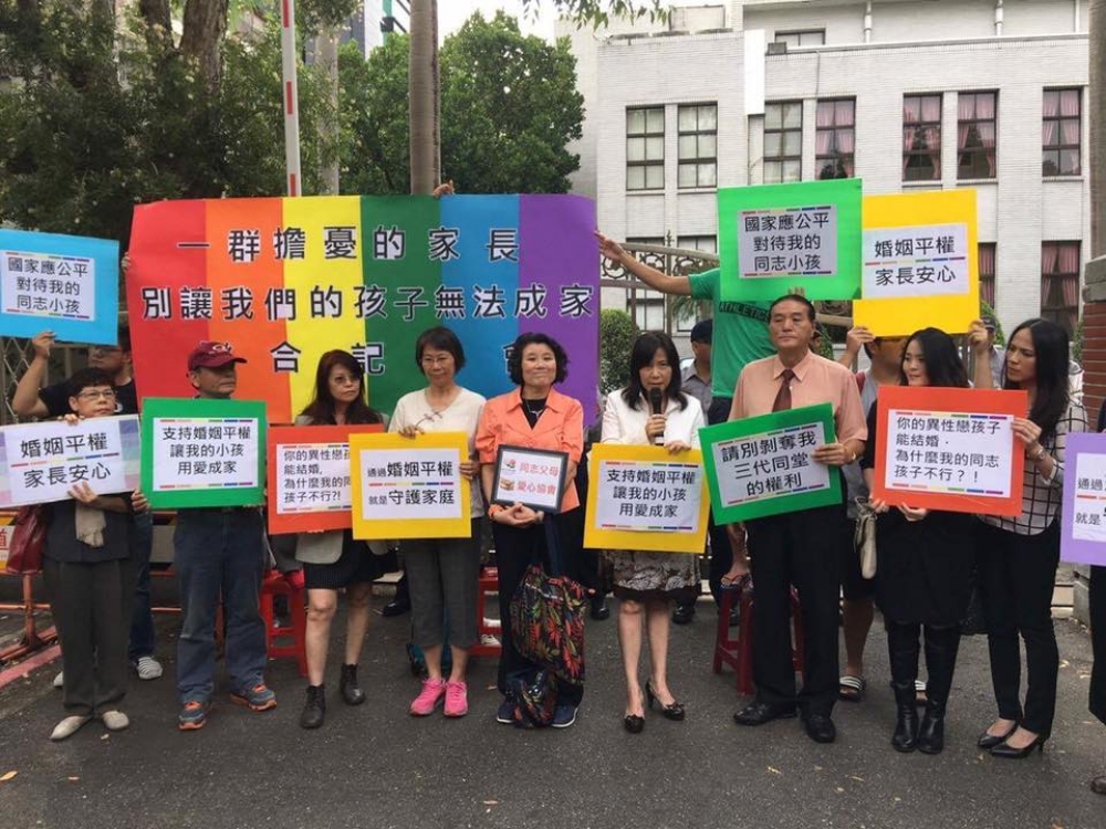 一群擔憂同志孩子未來的父母，7日聚集在立法院外召開記者會，希望眾多立委們能盡速通過婚姻平權法案。（翻攝自台灣同志諮詢熱線）
