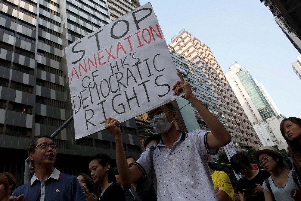 中國人大常委會卻針對《香港基本法》進行「釋法」，引發強烈抗議。（湯森路透）