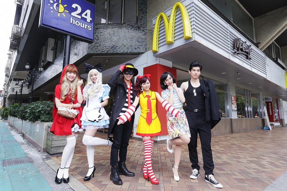 台灣麥當勞宣布重大調整，除部分套餐確定漲6元外，奶昔和麥克雙牛堡也在9日起正式停賣。圖為台灣麥當勞日前舉辦萬聖節裝辦活動。（翻攝自麥當勞臉書）