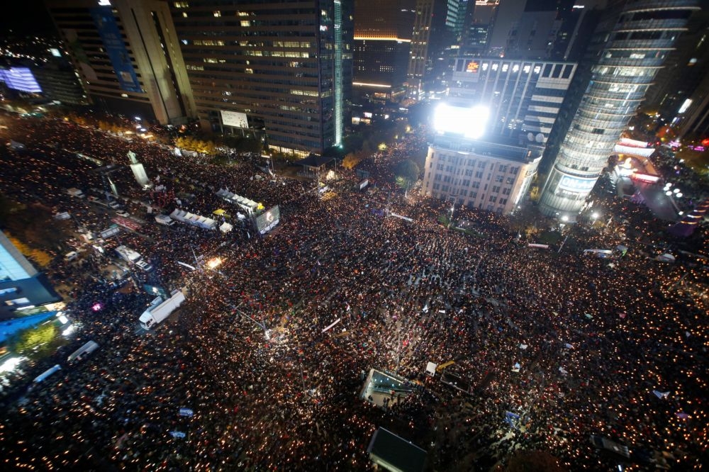 南韓民眾11日蜂擁上街，要求總統朴槿惠下台負起政治責任。（湯森路透）