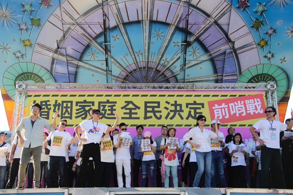 「下一代幸福聯盟」等反同性婚姻團體，持續在台北市凱達格蘭大道集會。（攝影：李隆揆）