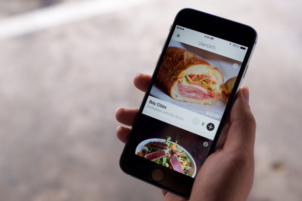 Uber15日將推出全新的機車送餐服務「UberEATS」，未來包括茹絲葵牛排、新都里懷石料理，鼎王麻辣鍋等北巿知名餐廳，都可以透過App點餐，透過機車將餐點送到民眾手中。（翻攝自Uber官網）