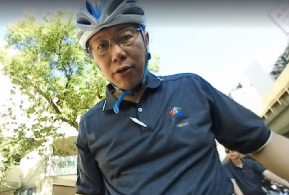 柯文哲日前試騎10月底完工的松江路自行車道，還將過程360度直播放上臉書。（翻攝自柯文哲臉書）